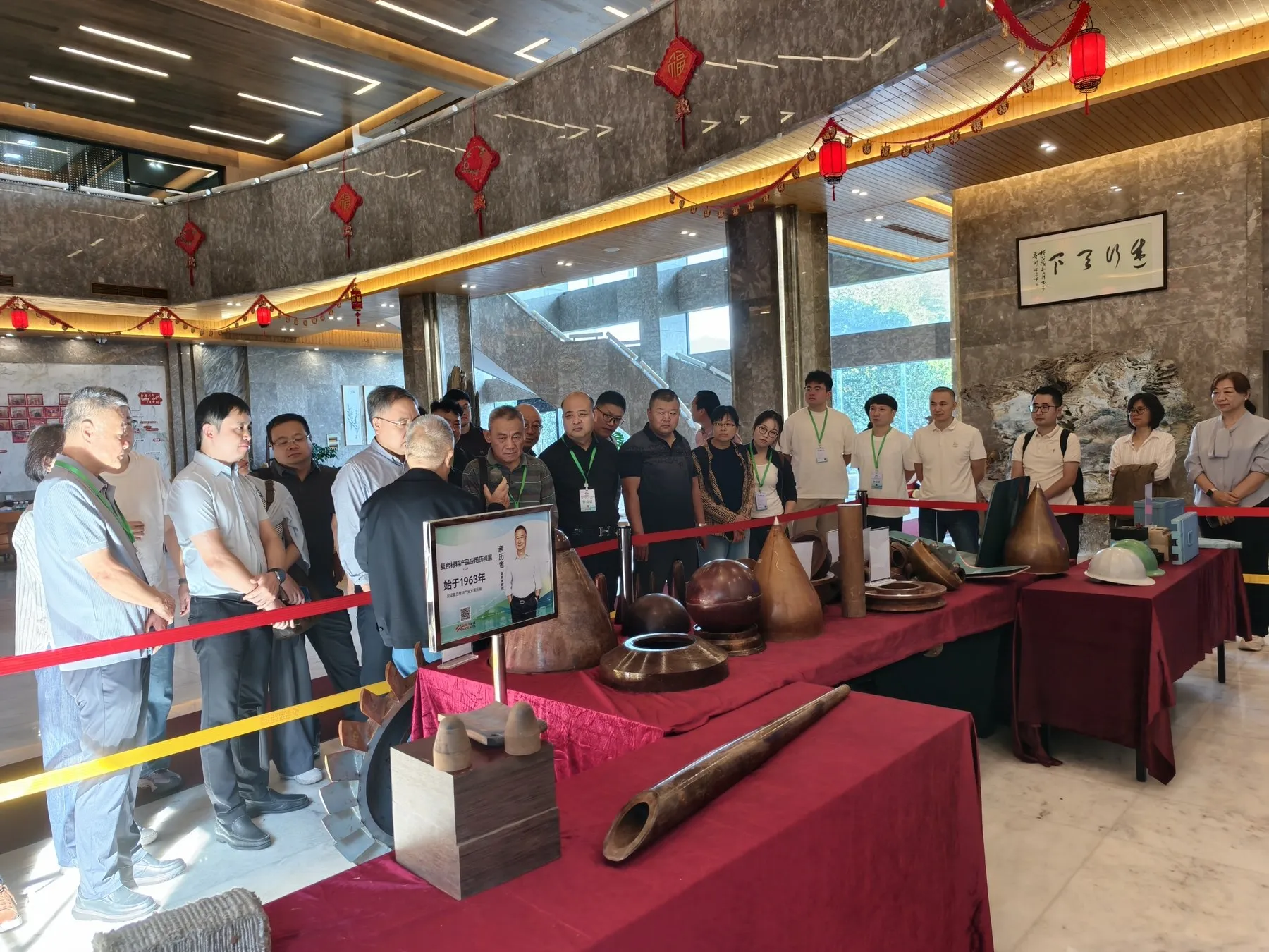 嘉宾在玻璃钢模压制品历史展前听取黄家康讲解