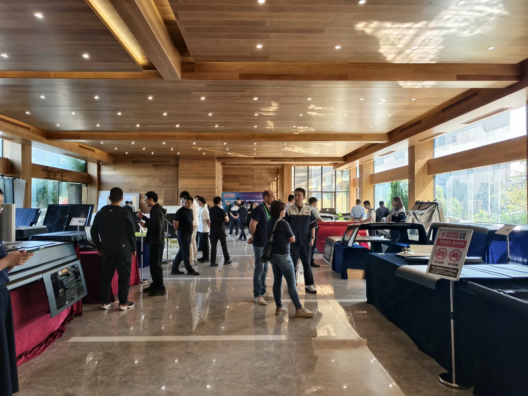 嘉宾参观双盛复合材料部件样品展示区