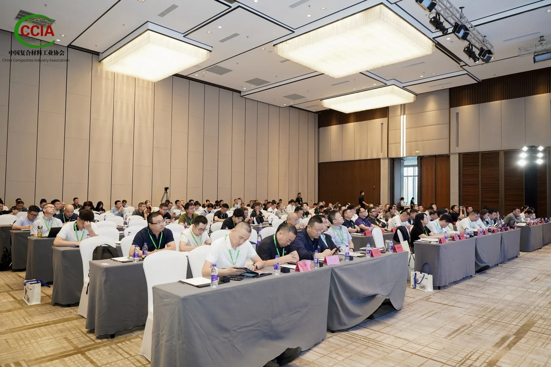 参会嘉宾在模压技术交流会会场聆听报告